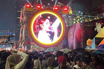 Penyanyi Marion Jola hibur warga di Bundaran HI semarakan malam  tahun baru 2026