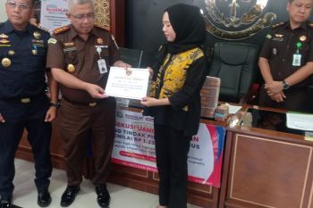 Kejari Lebak eksekusi uang transaksi rokok ilegal Rp1,3 miliar