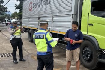 Polres Garut tindak sopir truk yang masih beroperasi di kawasan jalur arteri