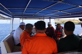 Gubernur NTT bersama tokoh agama dan adat berdoa di lokasi kecelakaan kapal