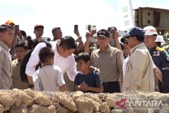 Seskab Teddy bagikan permen untuk anak-anak saat dampingi Prabowo