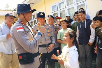 Kapolda Aceh hibur anak-anak pengungsi gunung api Burni Telong