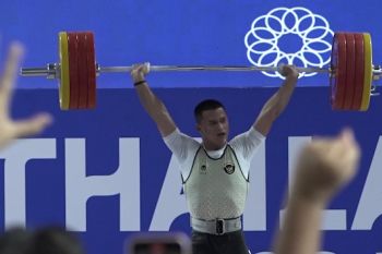 Rizki Juniansyah raih emas dan pecahkan rekor dunia angkat besi