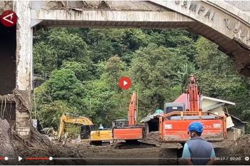 Polisi dan TNI turut jadi korban tewas bencana banjir di Padang Panjang, Sumbar - VIDEO