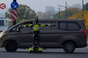Aksi robot pengatur lalu lintas berbasis AI di Hangzhou, China
