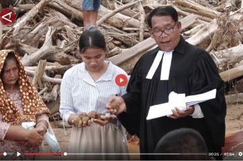 Gereja HKBP Tapanuli Tengah gelar upacara penguburan tanpa jenazah - VIDEO