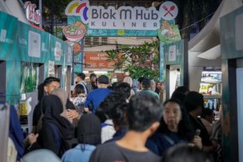 Warga tetap antusias rayakan tahun baru di Blok M meski sederhana