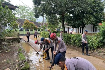Polda Banten bersihkan lumpur banjir di Serang saat Tahun Baru 2026