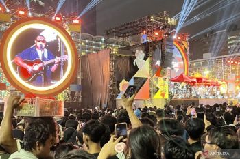 Penyanyi Andmesh dan D'MASIV dukung korban bencana di Sumatera di Bundaran HI