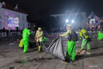 Petugas mulai bersihkan sampah di Kawasan Kota Tua sejak dini hari