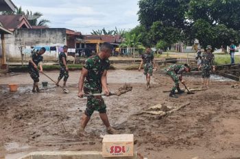 Prajurit TNI Rejang Lebong bantu bersihkan lumpur banjir 3 desa