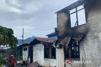 Damkar Kota Bengkulu kerahkan seluruh anggota padamkan rumah terbakar