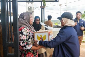 Kementrans menyalurkan 1.700 paket sembako bagi transmigran di Batam