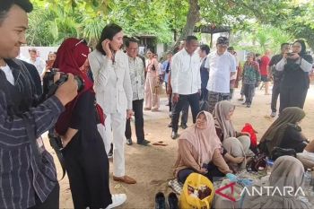 Menpar sapa wisatawan sambil cek kunjungan di Sanur Bali