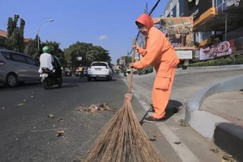 Petugas kebersihan Kota Tangerang gerak sejak dini hari di pusat keramaian