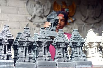 Kerajinan miniatur candi berbahan limbah popok