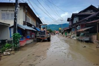 Pengungsi dampak banjir di Maninjau Agam  terus bertambah