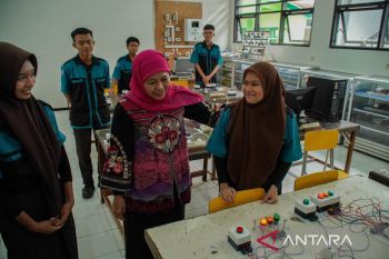 Khofifah tegaskan revitalisasi-rehabilitasi sekolah terus jalan 2026
