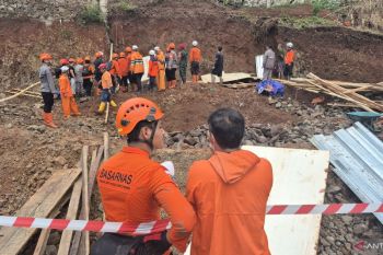 Enam pekerja konstruksi  tertimbun longsor di Jatinangor Sumedang
