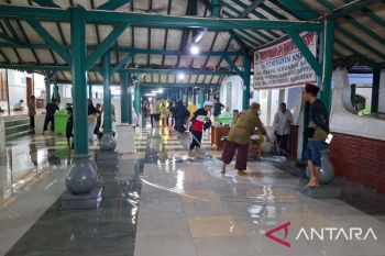 Banjir rendam kawasan Banten Lama aktivitas ziarah tetap berjalan