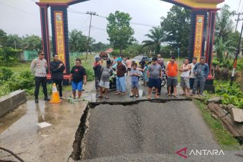 Polisi Mukomuko alihkan arus lalu lintas karena jembatan penghubung desa putus