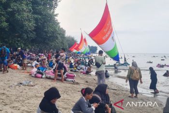 Pelaku wisata Pasir Putih Situbondo bersihkan sampah terbawa banjir