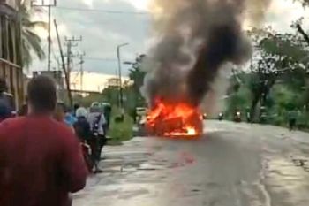 Warga Kapuas geger sebuah mobil terbakar di tengah jalan