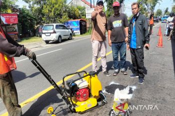 Anggota DPRD Kulon Progo Suradi tinjau pelaksanaan penambalan jalan Yogyakarta-Purworejo