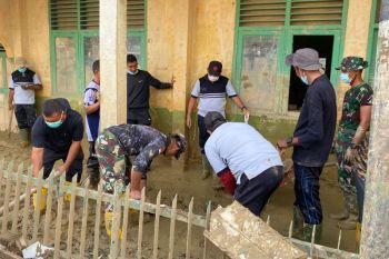 Prajurit TNI AD dan relawan bersihkan fasilitas  SMA Al-Jamiatul Washliyah Aceh Tamiang