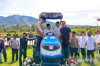 Wabup Solok: Kelompok tani dapat bantuan traktor dari Pemprov Sumbar