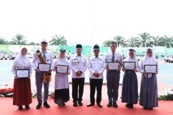 Memperingati HAB ke-80, Kakanwil Kemenag Kaltara Berikan Apresiasi Siswa Berprestasi