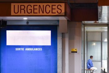 Lilin dan karangan bunga warnai duka korban kebakaran Crans-Montana