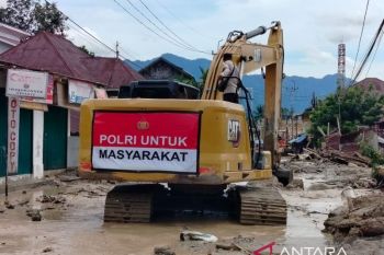 Empat alat bersihkan material menimbun jalan provinsi di Pasar Maninjau Agam sejak Rabu
