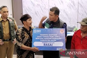 Pemkab Solok serahkan bantuan dana tunggu hunian ke 300 korban bencana