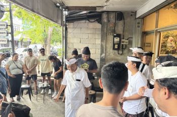 Gubernur Bali traktir warga makan dan minum saat Hari Tumpek Krulut