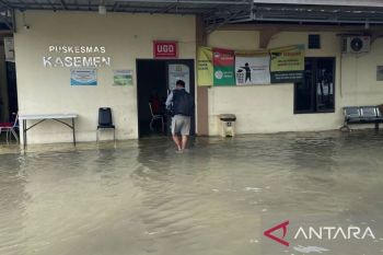 Puskesmas Kasemen Serang terendam banjir, layanan terganggu