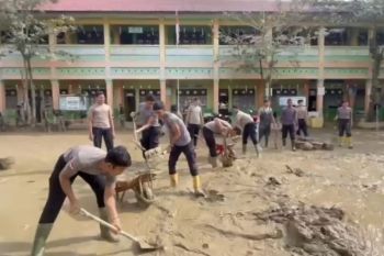Polri membantu bersihkan SD di Aceh Tamiang