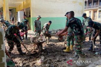 TNI bersihkan sekolah di Pidie-Aceh Tamiang dari timbunan lumpur