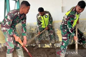 TNI AD dan warga bersama sama  bersihkan fasum dari lumpur di Aceh Utara