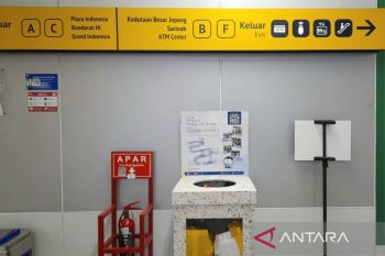 Masyarakat dapat donasi pakaian layak pakai di "drop box" stasiun MRT