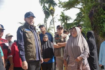 ASN Pemkot Padang dan Warga Lapai goro bersihkan sendimen lumpur bekas banjir