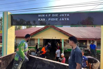Pegawai Kemenag Aceh Besar bersihkan lumpur banjir MIN 4 Pidie Jaya