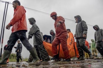 Evakuasi Korban Banjir Bandang Malalak