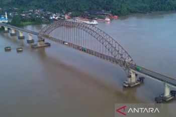 Pelindo evakuasi tongkang tabrak jembatan Mahulu Samarinda