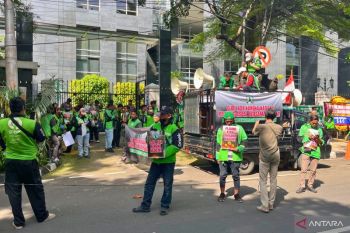 Pengemudi ojol gelar demo saat sidang kasus Nadiem Makarim