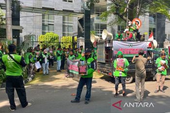 Pengemudi ojol gelar aksi saat sidang perdana kasus Nadiem Makarim