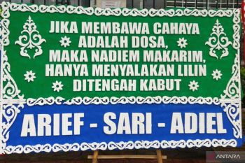 Karangan bunga warnai sidang perdana kasus Nadiem Makarim