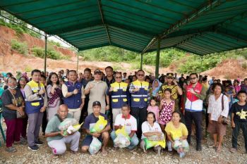 Pemerintah serahkan bantuan 55 tenda bagi pengungsi di Tapanuli Tengah