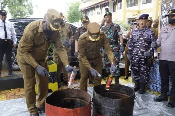 Pemkot Jayapura musnahkan 254 botol minuman beralkohol