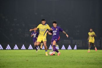 Muhamad Firly bawa Persik paksa Persib seri 1-1